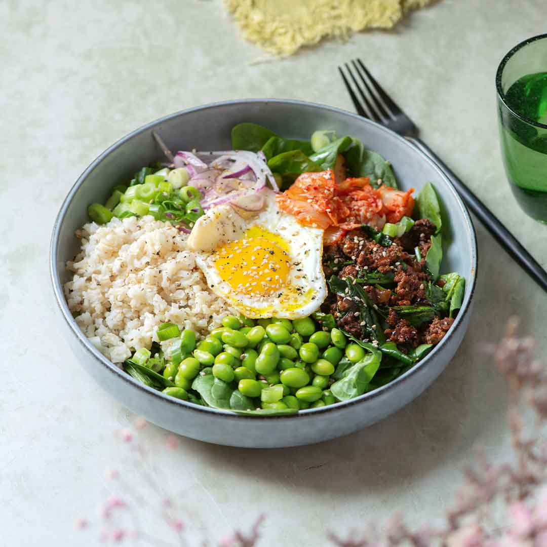 Rezeptbild "Bulgogi-Bowl mit Edamame und Spiegelei" aus dem Buch "Protein Power Bowls" von Martin Kintrup