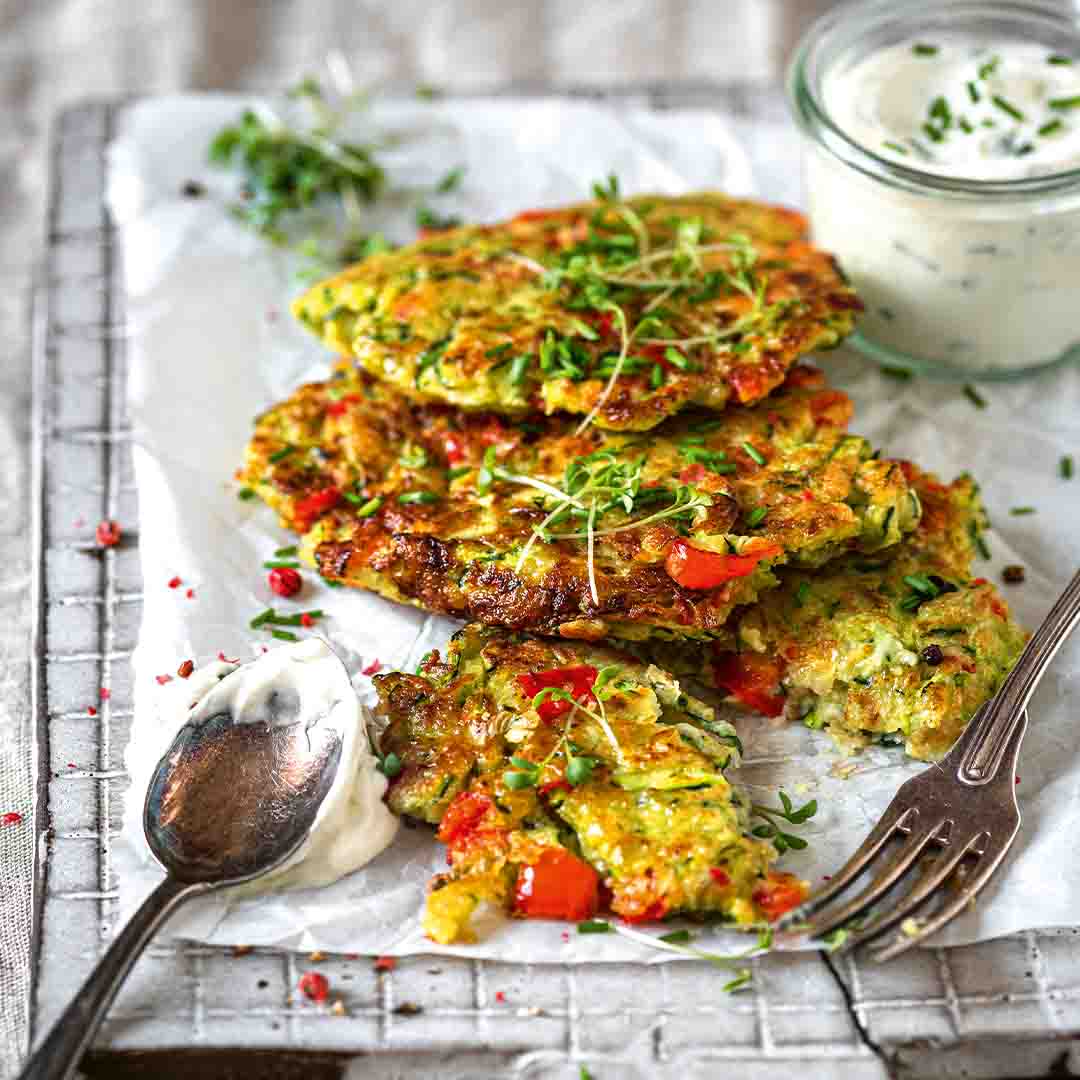 Zucchinipuffer mit Schnittlauchdip Zucchinipuffer mit Schnittlauchdip