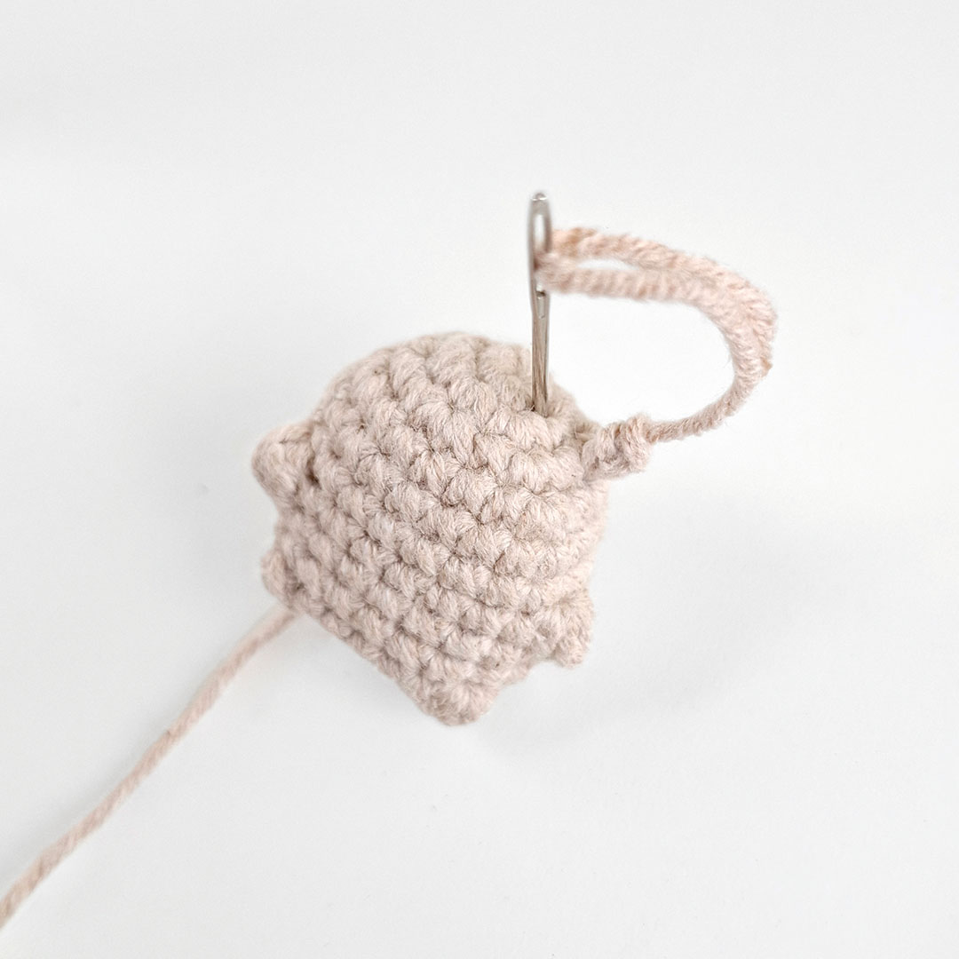 Schritt 22 Anleitung "Goldlöckchen und die Bären" aus dem Buch "Zauberhafte Wende-Amigurumis häkeln mit @chibiscraft" von Febby Pranajaya