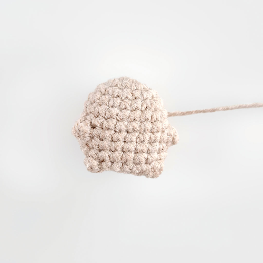 Schritt 20 Anleitung "Goldlöckchen und die Bären" aus dem Buch "Zauberhafte Wende-Amigurumis häkeln mit @chibiscraft" von Febby Pranajaya