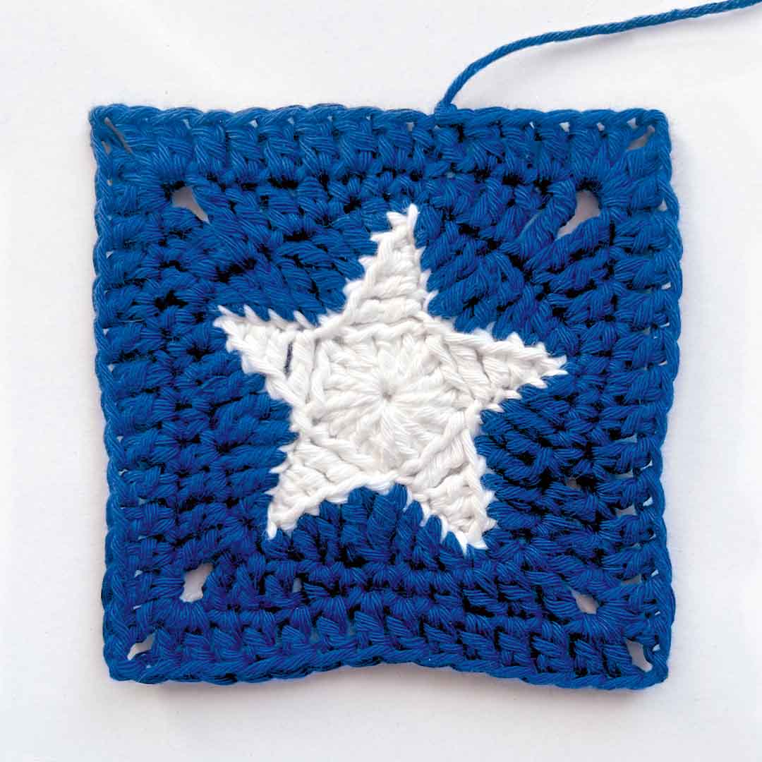 Schritt 5 Anleitung "Buchhülle Mitternachtszauber" aus dem Buch "Buchhüllen häkeln – mit crochetinglara" von Lara Lenhardt