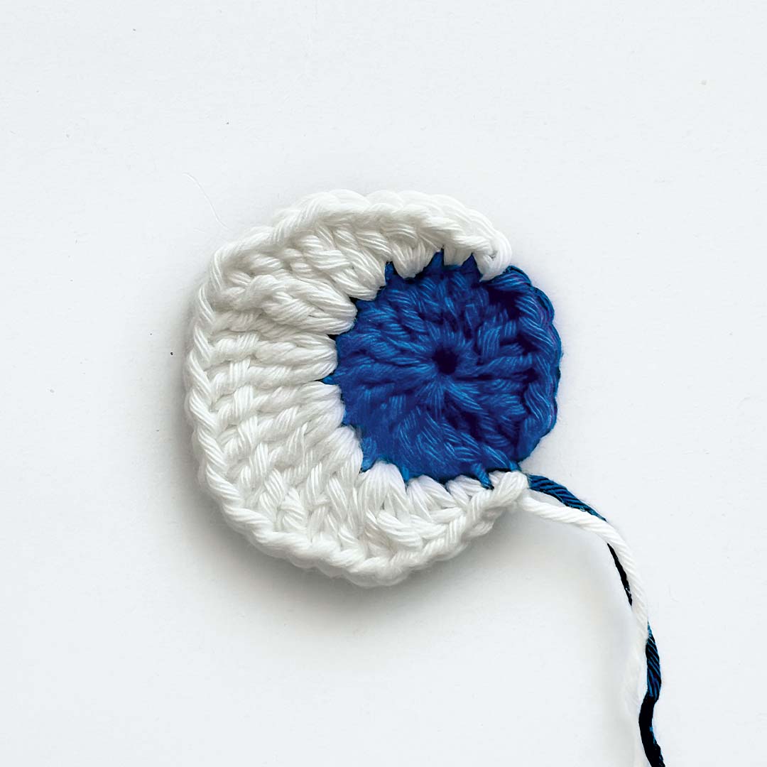 Schritt 6 Anleitung "Buchhülle Mitternachtszauber" aus dem Buch "Buchhüllen häkeln – mit crochetinglara" von Lara Lenhardt