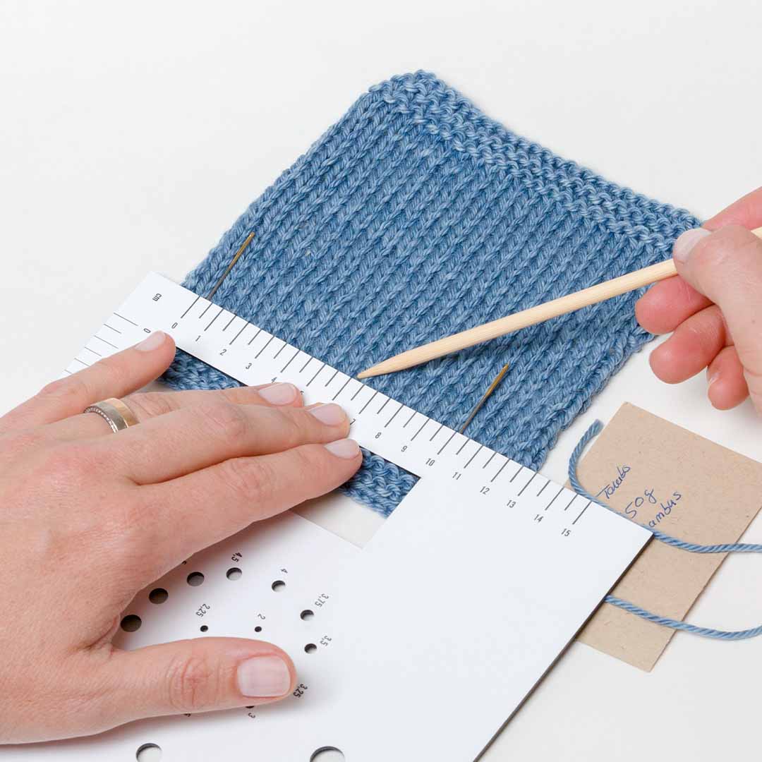 DIY-Anleitung "Stricktipp Maschenprobe" aus dem Buch "Love to Knit: Stricken lernen mit Mini-Tüchern von @maschenfein" von Lisa Kirchhoff, Marisa Nöldeke und Sandra Groll