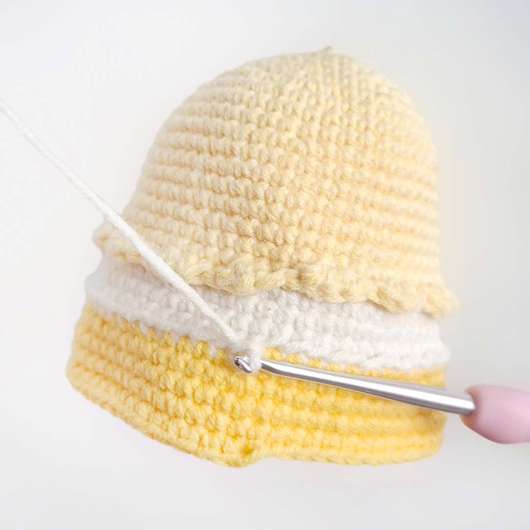 Schritt 11 Anleitung "Goldlöckchen und die Bären" aus dem Buch "Zauberhafte Wende-Amigurumis häkeln mit @chibiscraft" von Febby Pranajaya