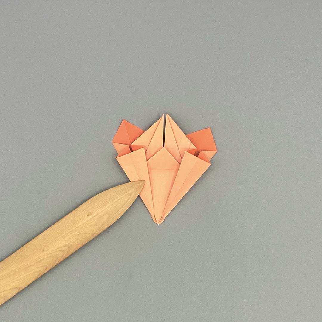 Schritt 18 Anleitung "Origami-Tulpe" aus dem Buch "Origami-Flowers – Wunderschöne Blüten zum Dekorieren & Verschenken" von Eva Maria Berg