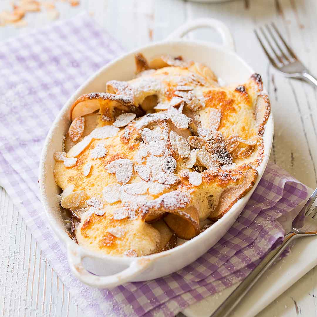 Rezeptbild "Birnen-Gratin mit gerösteten Mandeln" aus dem Buch "Genussmomente: Wärmendes Ofenglück für kalte Tage"