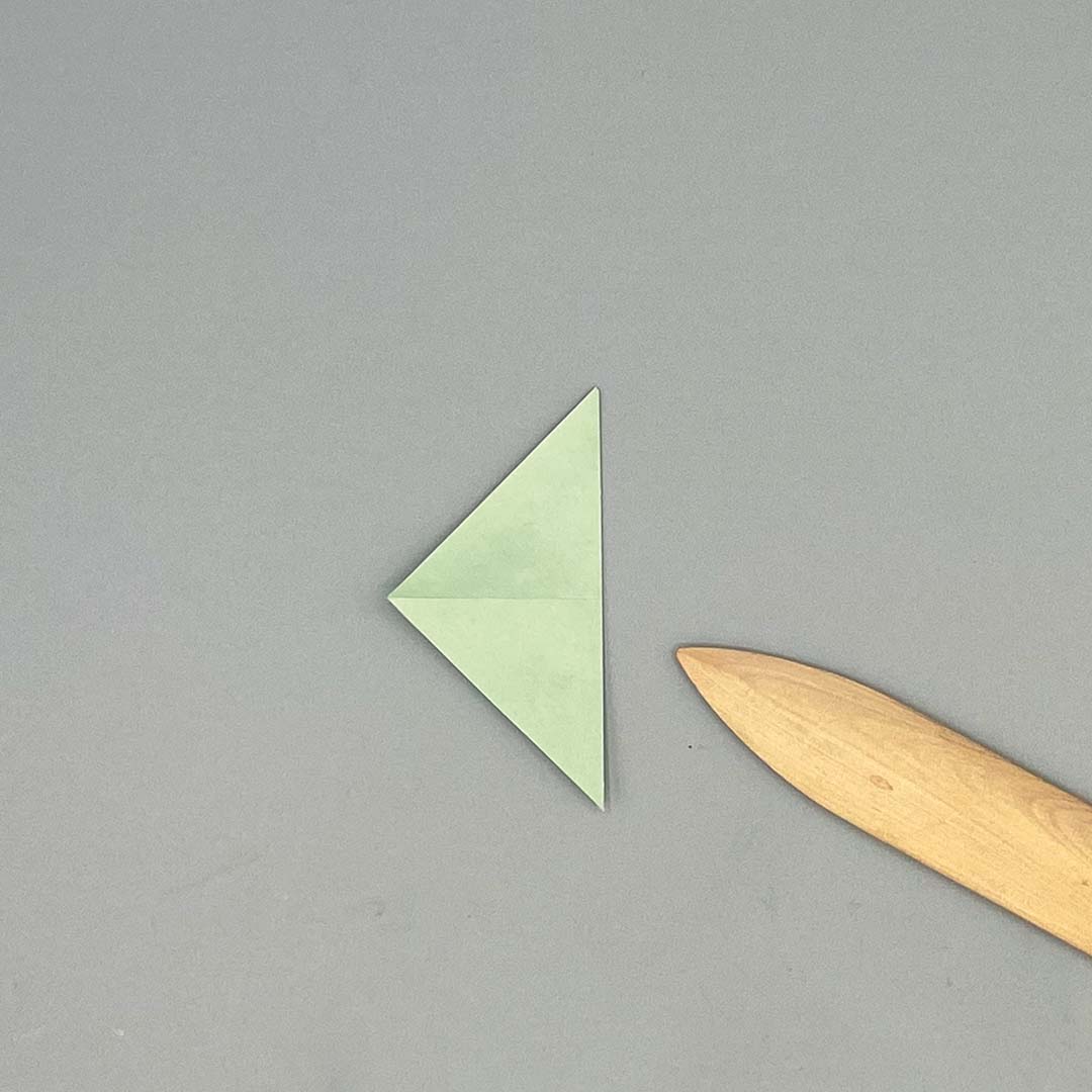 Schritt 20 Anleitung "Origami-Tulpe" aus dem Buch "Origami-Flowers – Wunderschöne Blüten zum Dekorieren & Verschenken" von Eva Maria Berg