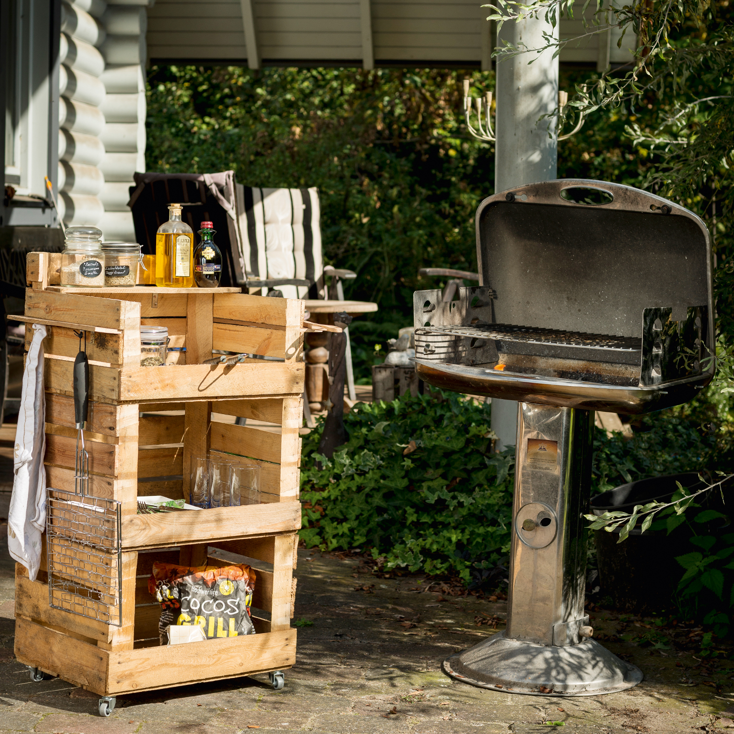Grill-Beistelltisch aus Holzkisten Grill-Beistelltisch aus Holzkisten