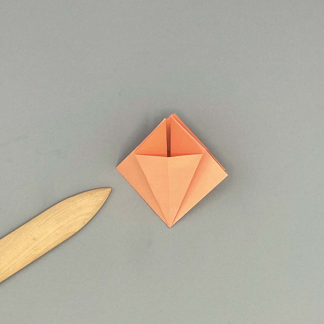 Schritt 8 Anleitung "Origami-Tulpe" aus dem Buch "Origami-Flowers – Wunderschöne Blüten zum Dekorieren & Verschenken" von Eva Maria Berg