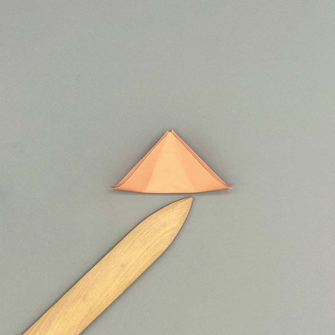 Schritt 10 Anleitung "Origami-Tulpe" aus dem Buch "Origami-Flowers – Wunderschöne Blüten zum Dekorieren & Verschenken" von Eva Maria Berg