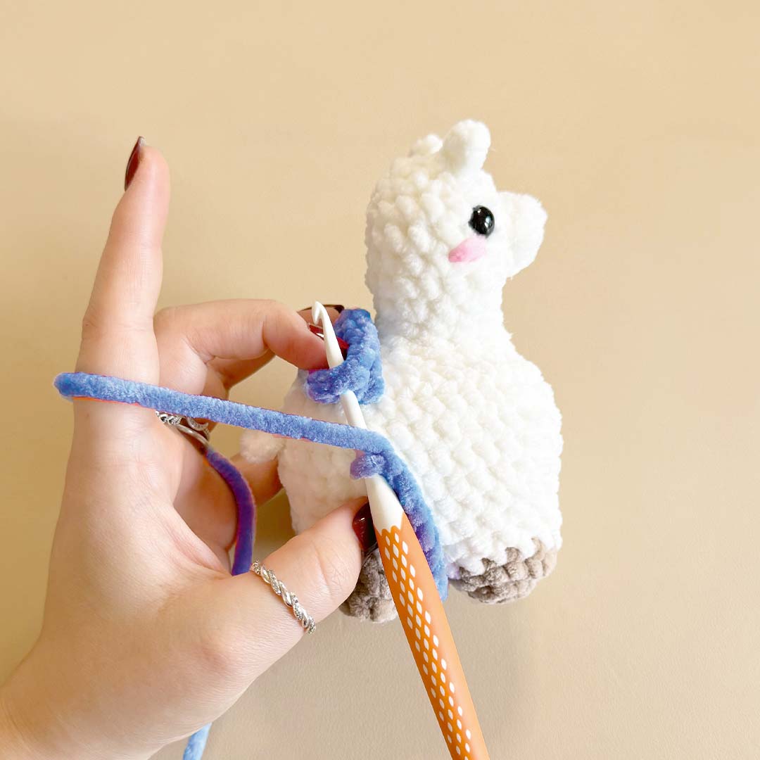 Schritt 14 Anleitung "Lovely Alpaka häkeln" aus dem Buch "Cozy Crochet – Lovely Friends: Tierisch süße Amigurumis häkeln mit @crochetbyjanina" von Janina Grieß
