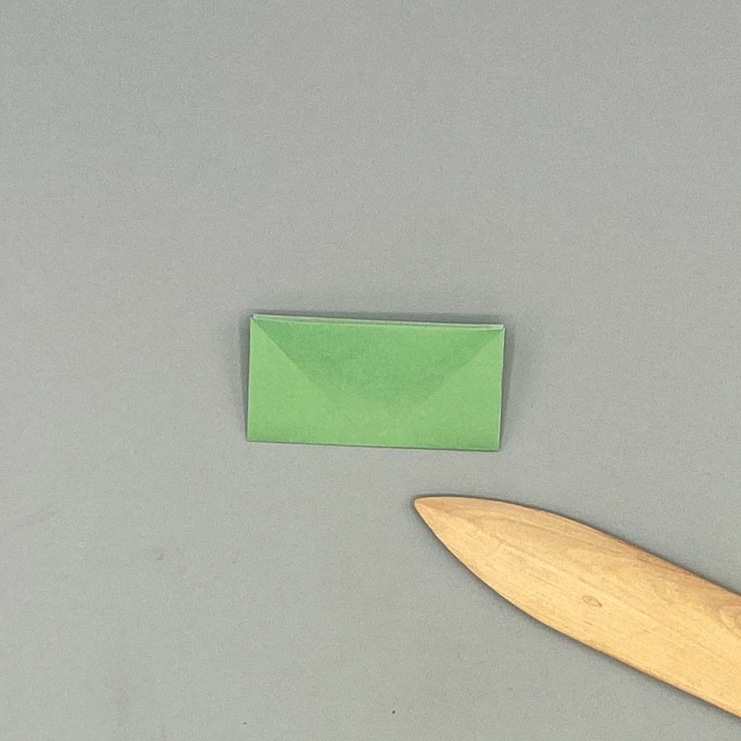Schritt 21 Anleitung "Origami-Tulpe" aus dem Buch "Origami-Flowers – Wunderschöne Blüten zum Dekorieren & Verschenken" von Eva Maria Berg