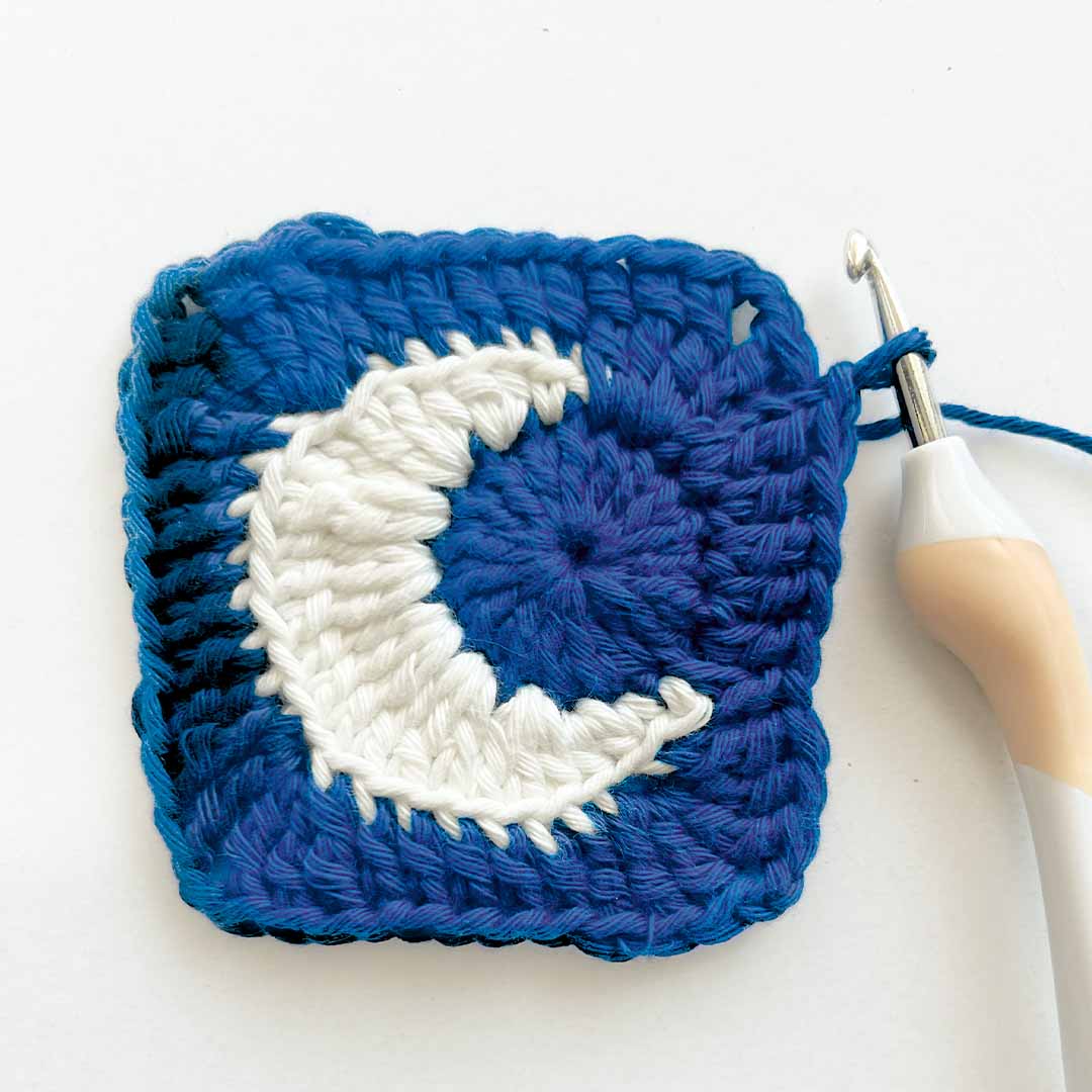 Schritt 9 Anleitung "Buchhülle Mitternachtszauber" aus dem Buch "Buchhüllen häkeln – mit crochetinglara" von Lara Lenhardt