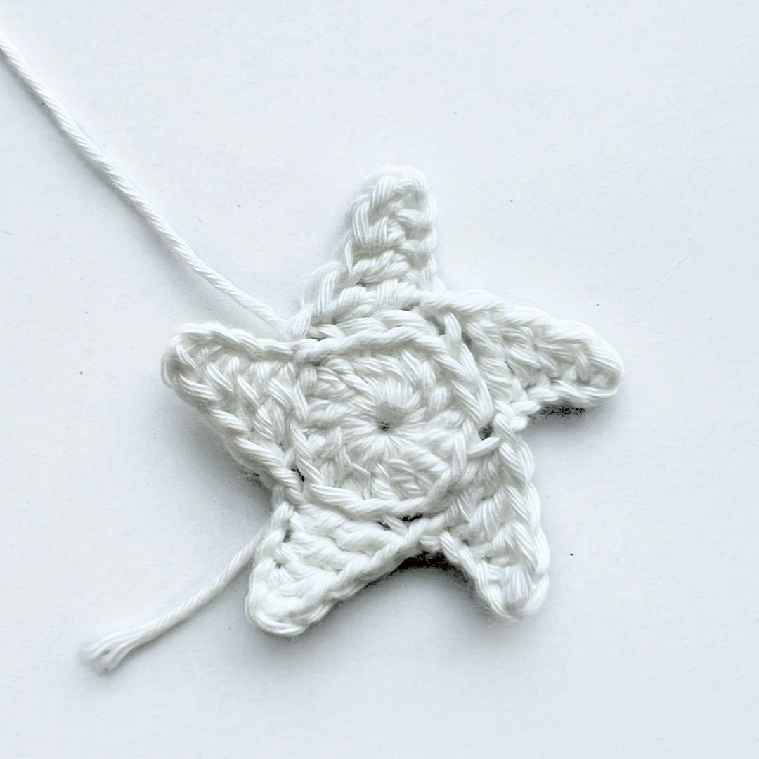 Schritt 2 Anleitung "Buchhülle Mitternachtszauber" aus dem Buch "Buchhüllen häkeln – mit crochetinglara" von Lara Lenhardt