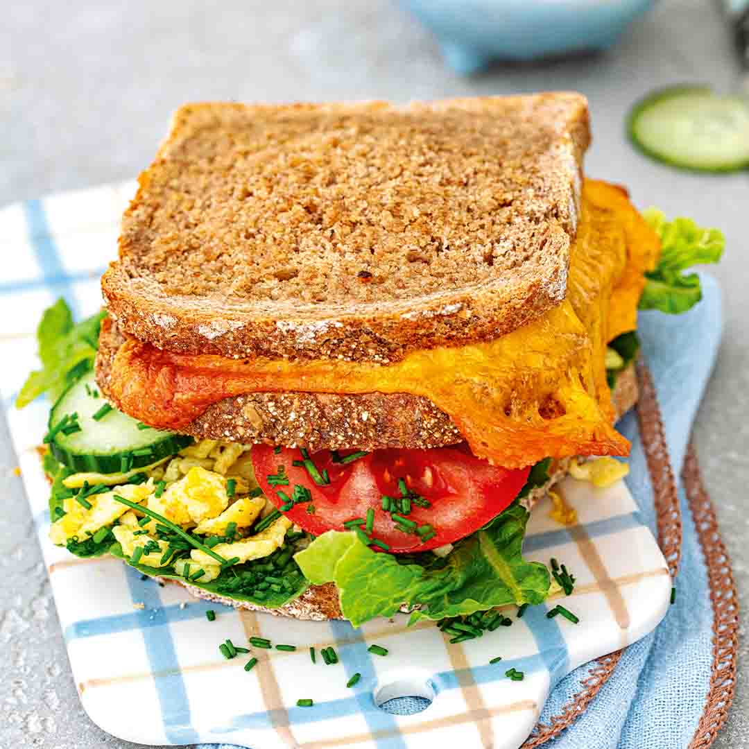 Rezeptbild "Grilled Cheese Sandwich mit Rührei" aus dem Buch "Voll veggie! Airfryer für Teenager" von Agnes Prus, mit Bildern von Frauke Antholz