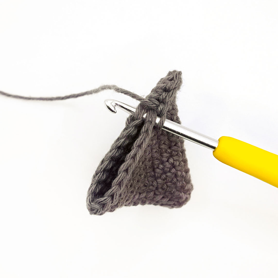 Schritt 1 Anleitung "Brillenetui Katze" aus dem Buch "Brillies häkeln: Niedliche Amigurumi-Brillenhalter | Für Lese- und Sonnenbrillen" von Elham Ghasemi alias @amigurumi.with.eli