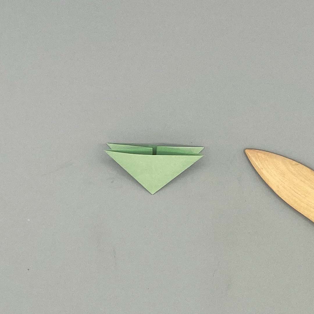 Schritt 23 Anleitung "Origami-Tulpe" aus dem Buch "Origami-Flowers – Wunderschöne Blüten zum Dekorieren & Verschenken" von Eva Maria Berg