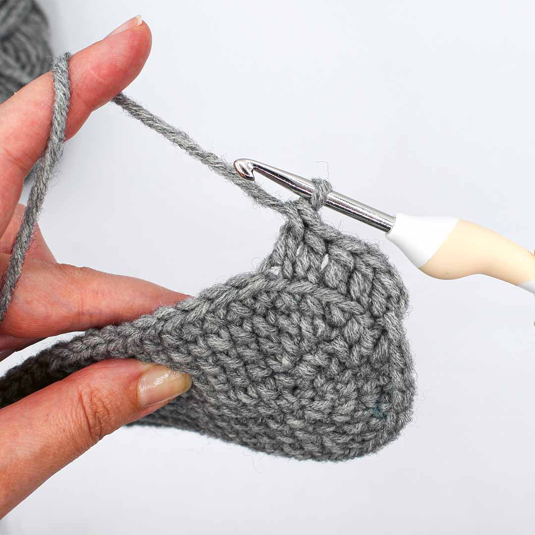 Schritt 4 Anleitung "Hasen-Hausschuhe" aus dem Buch "Tierisch gemütlich – Amigurumi-Hausschuhe häkeln für Klein und Groß"