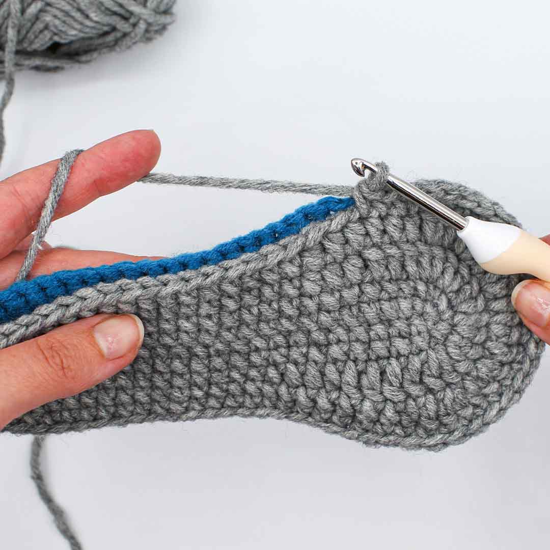 Schritt 2 Anleitung "Hasen-Hausschuhe" aus dem Buch "Tierisch gemütlich – Amigurumi-Hausschuhe häkeln für Klein und Groß"