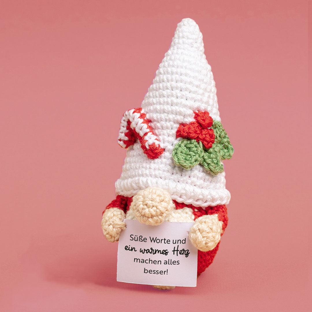 DIY-Anleitung "Zuckerstangen-Wichtel" aus dem Buch "Emotional Support Wichtel-Amigurumis" von Linda Urbanneck