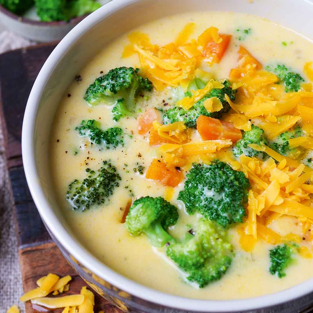 Rezeptbild "Brokkoli-Cheddar-Suppe" aus dem Buch "Stressfrei kochen mit Wochenplänen" von Steffi Sinzenich, auch bekannt als @gaumenfreundin