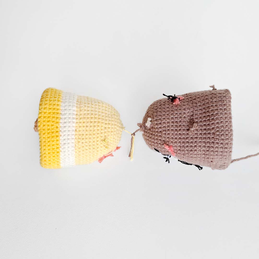 Schritt 26 Anleitung "Goldlöckchen und die Bären" aus dem Buch "Zauberhafte Wende-Amigurumis häkeln mit @chibiscraft" von Febby Pranajaya