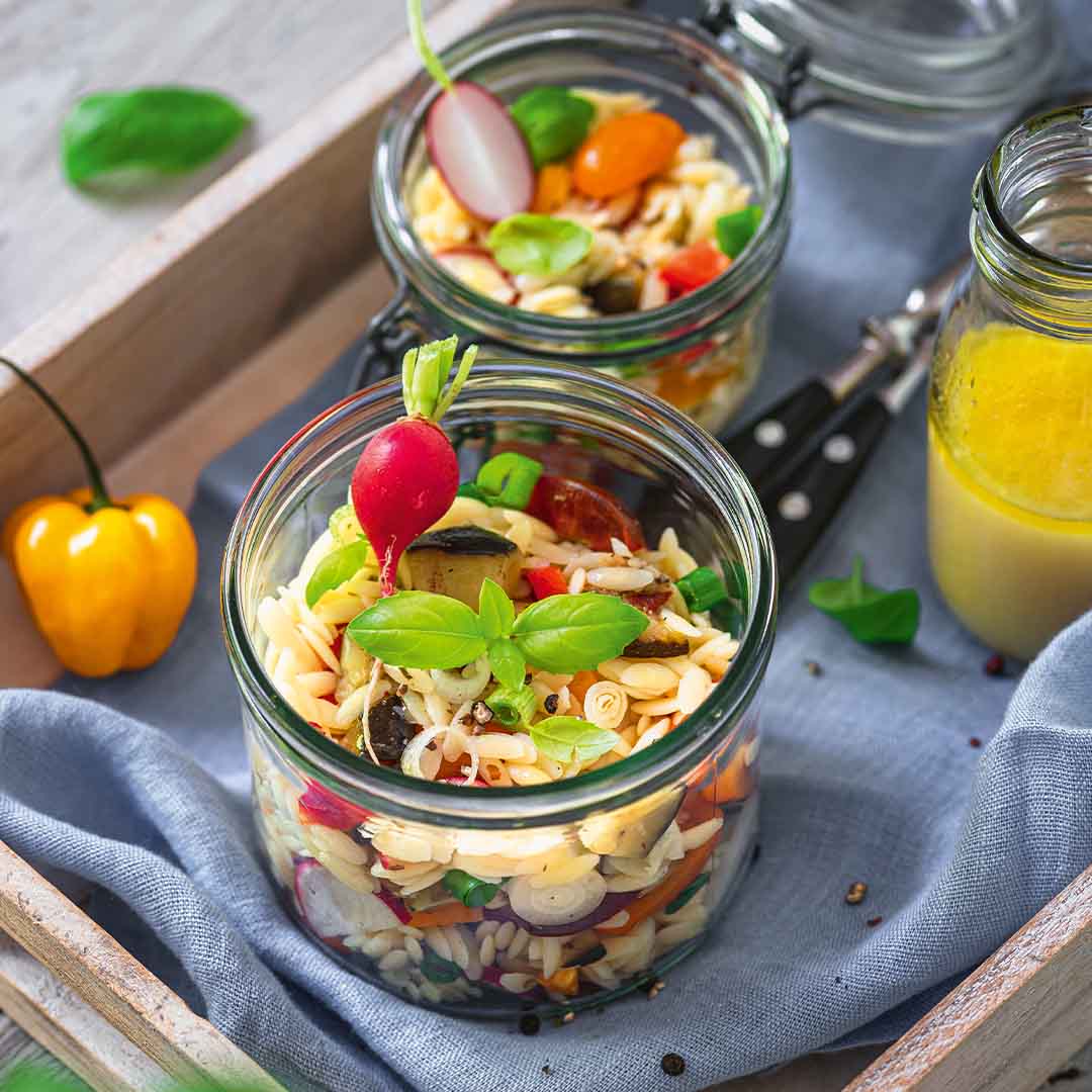 Mediterraner Nudelsalat im Glas Rezeptbild "Mediterraner Nudelsalat im Glas" aus dem Buch "Genussmomente: Sommer, Sonne, Teenieparty"