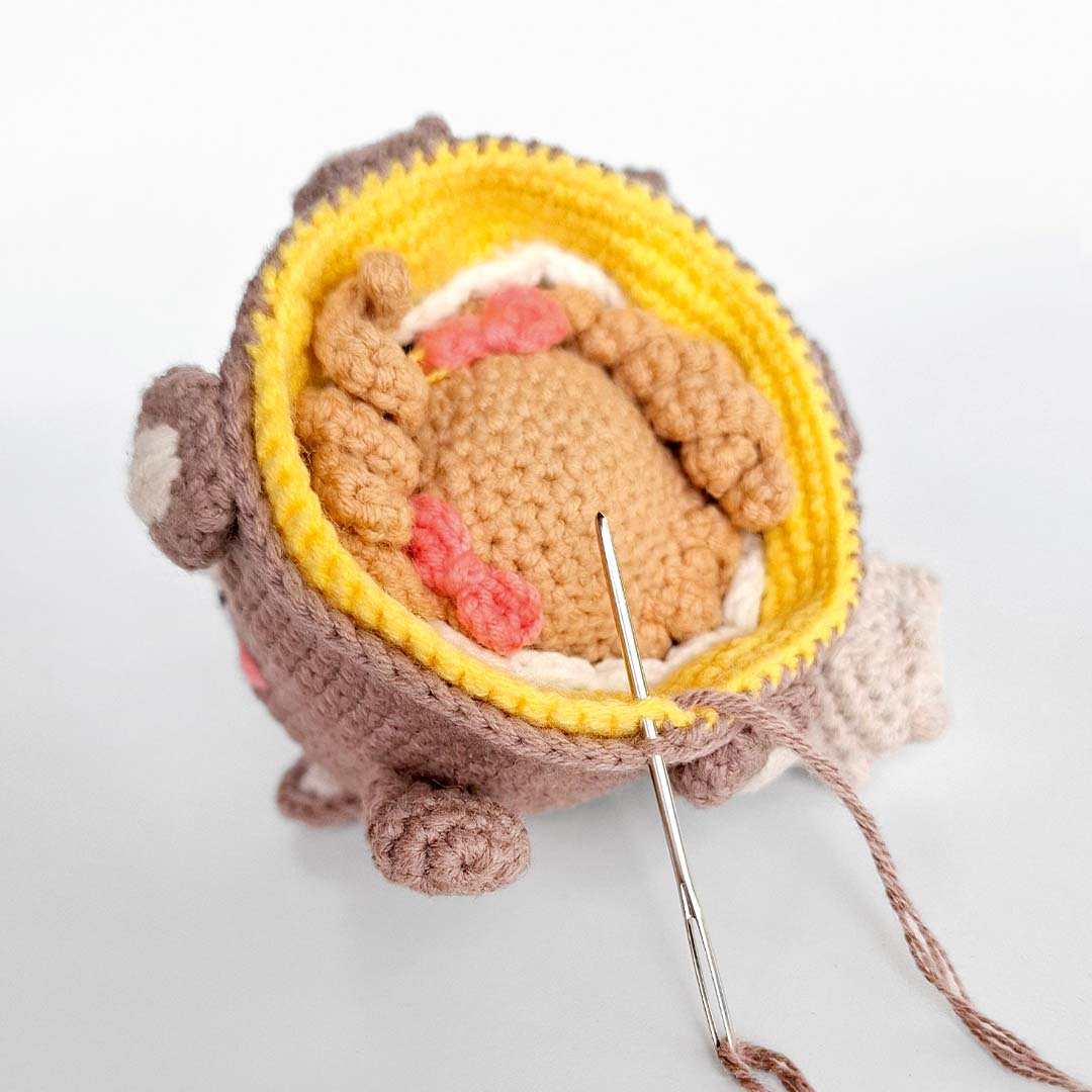 Schritt 28 Anleitung "Goldlöckchen und die Bären" aus dem Buch "Zauberhafte Wende-Amigurumis häkeln mit @chibiscraft" von Febby Pranajaya
