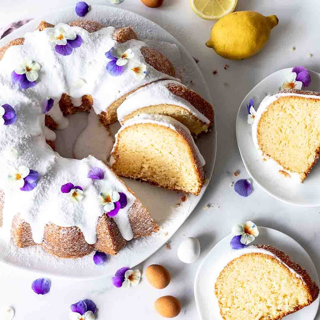 Rezeptbild "Zitronen-Buttermilch-Guglhupf" aus dem Buch "Frühlingsbacken" von Emma Friedrichs