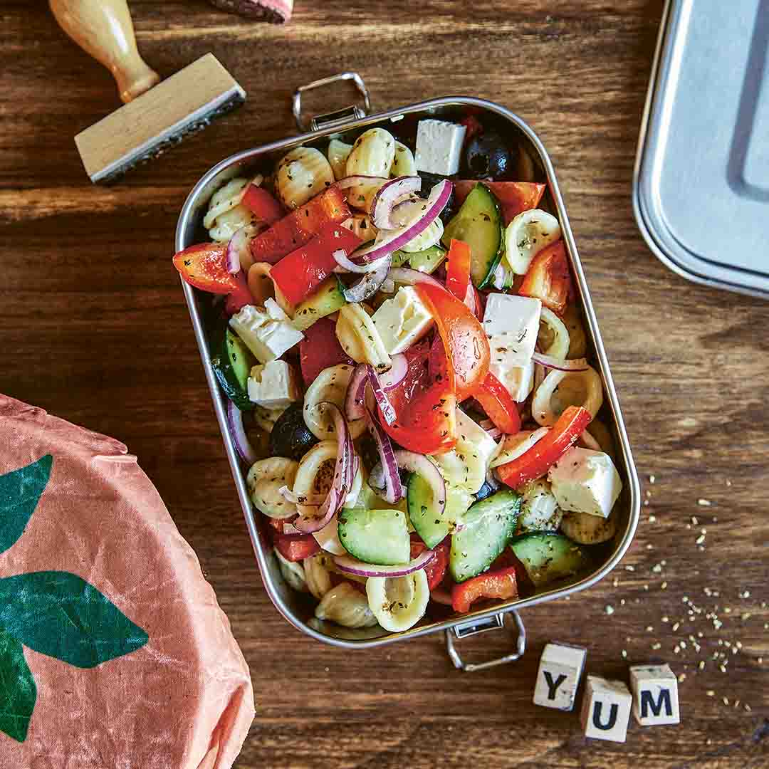 Rezeptbild "Nudelsalat Greek Style" aus dem Buch "Genussmomente: Vegetarische Campingküche"