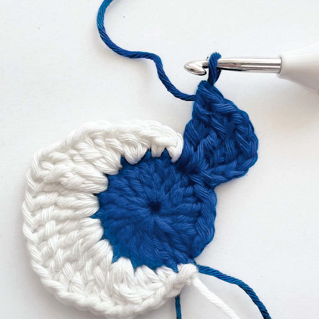 Schritt 7 Anleitung "Buchhülle Mitternachtszauber" aus dem Buch "Buchhüllen häkeln – mit crochetinglara" von Lara Lenhardt
