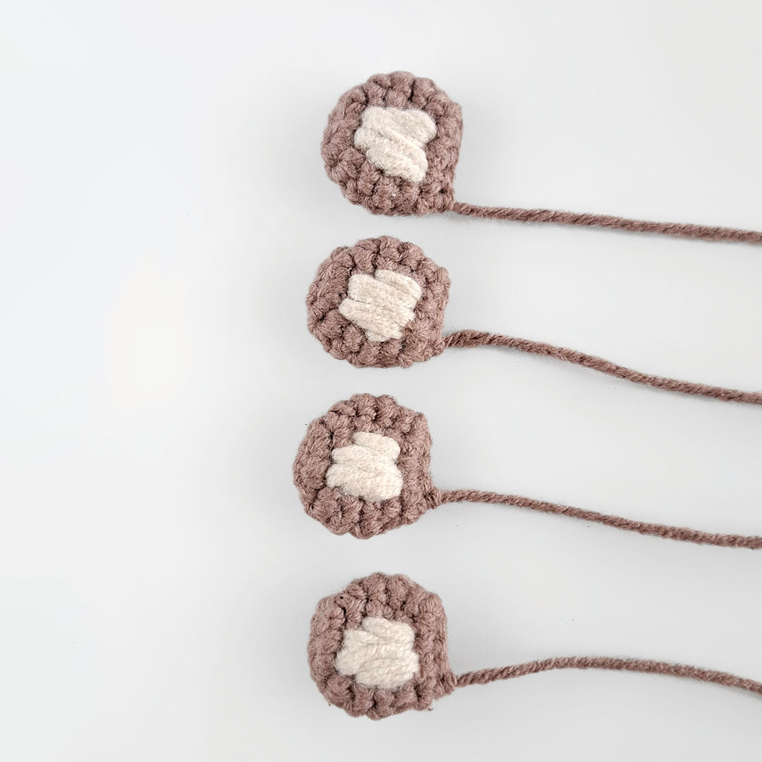 Schritt 19 Anleitung "Goldlöckchen und die Bären" aus dem Buch "Zauberhafte Wende-Amigurumis häkeln mit @chibiscraft" von Febby Pranajaya