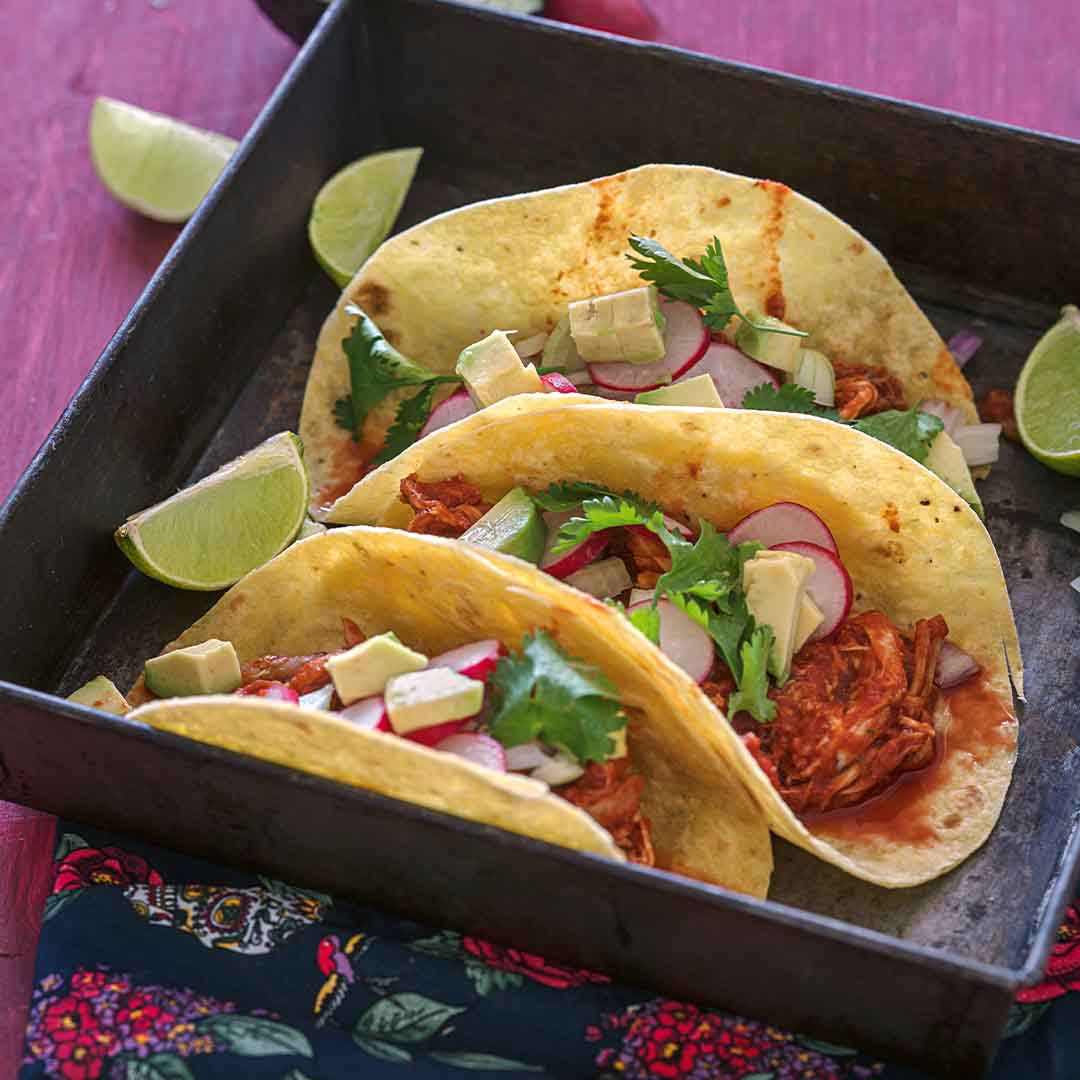 Rezeptbild "Tacos de Tinga de Pollo" aus dem Buch "Fiesta – Das Mexiko-Kochbuch – mit edler Ausstattung und Farbschnitt" von Tanja Dusy