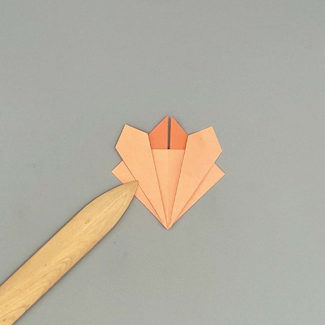 Schritt 17 Anleitung "Origami-Tulpe" aus dem Buch "Origami-Flowers – Wunderschöne Blüten zum Dekorieren & Verschenken" von Eva Maria Berg