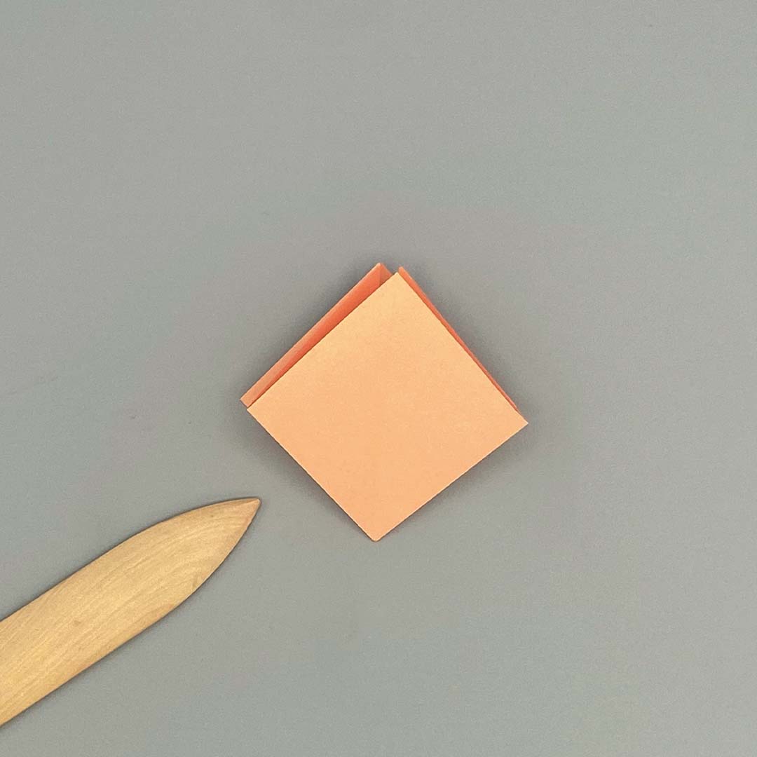 Schritt 5 Anleitung "Origami-Tulpe" aus dem Buch "Origami-Flowers – Wunderschöne Blüten zum Dekorieren & Verschenken" von Eva Maria Berg