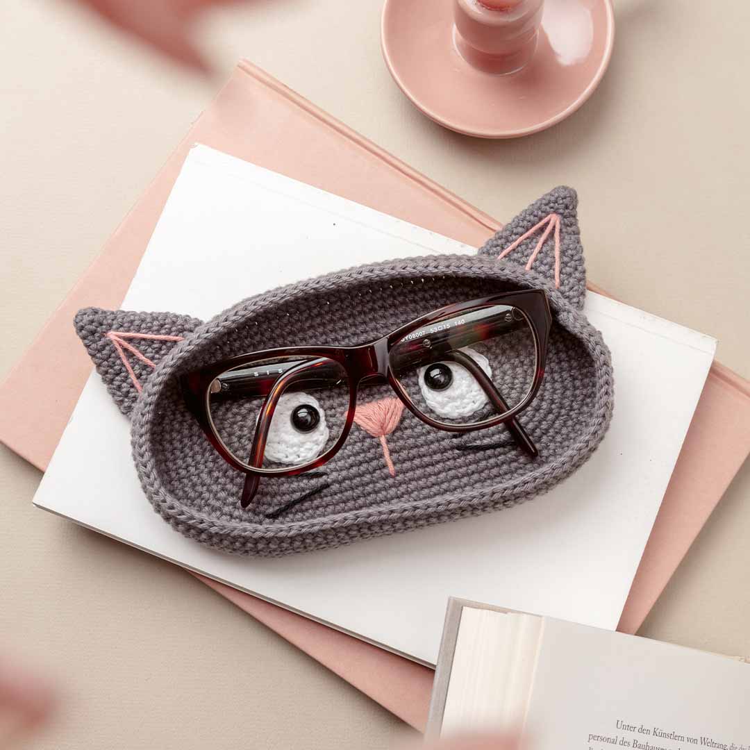 DIY-Anleitung "Brillenetui Katze" aus dem Buch "Brillies häkeln: Niedliche Amigurumi-Brillenhalter | Für Lese- und Sonnenbrillen" von Elham Ghasemi alias @amigurumi.with.eli