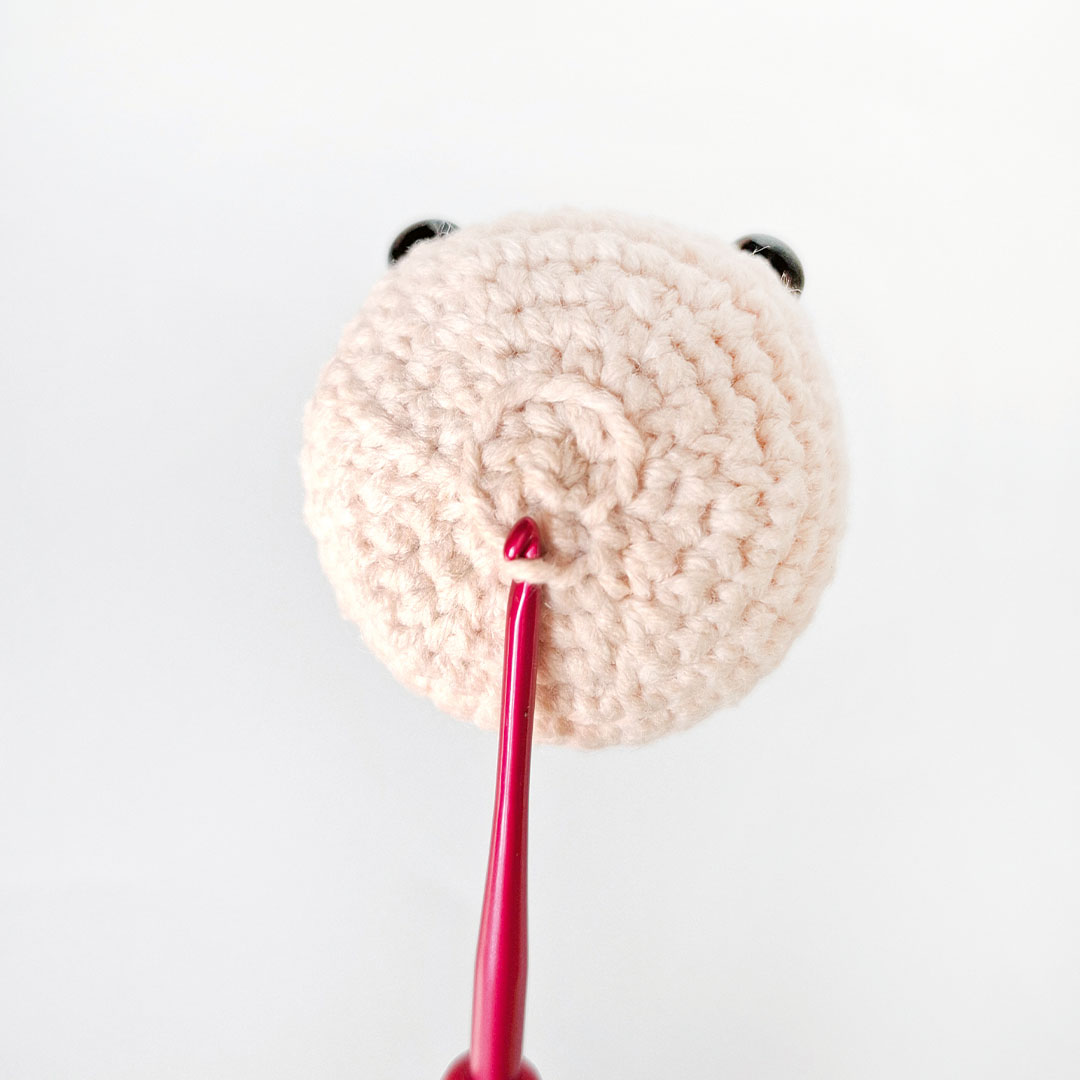 Schritt 3 Anleitung "Goldlöckchen und die Bären" aus dem Buch "Zauberhafte Wende-Amigurumis häkeln mit @chibiscraft" von Febby Pranajaya