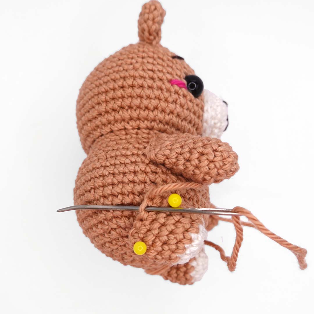 Schritt 11 Anleitung "Schlüsselanhänger Bär" aus dem Buch "Amigurumi Pen Friends" von Elham Ghasemi