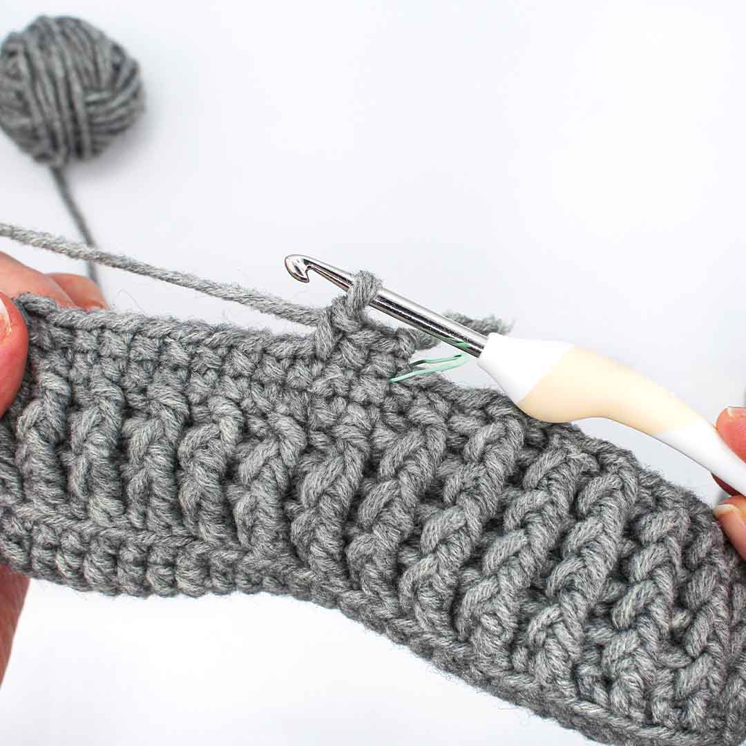 Schritt 6 Anleitung "Hasen-Hausschuhe" aus dem Buch "Tierisch gemütlich – Amigurumi-Hausschuhe häkeln für Klein und Groß"