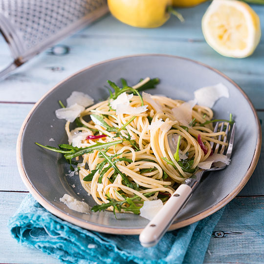 Limonen-Spaghetti mit Zwiebeln