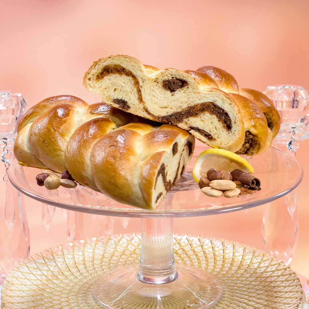 Rezeptbild "Bettys Vierstrang-Hefezopf mit Nussfüllung" aus dem Buch "Das große Promibacken"