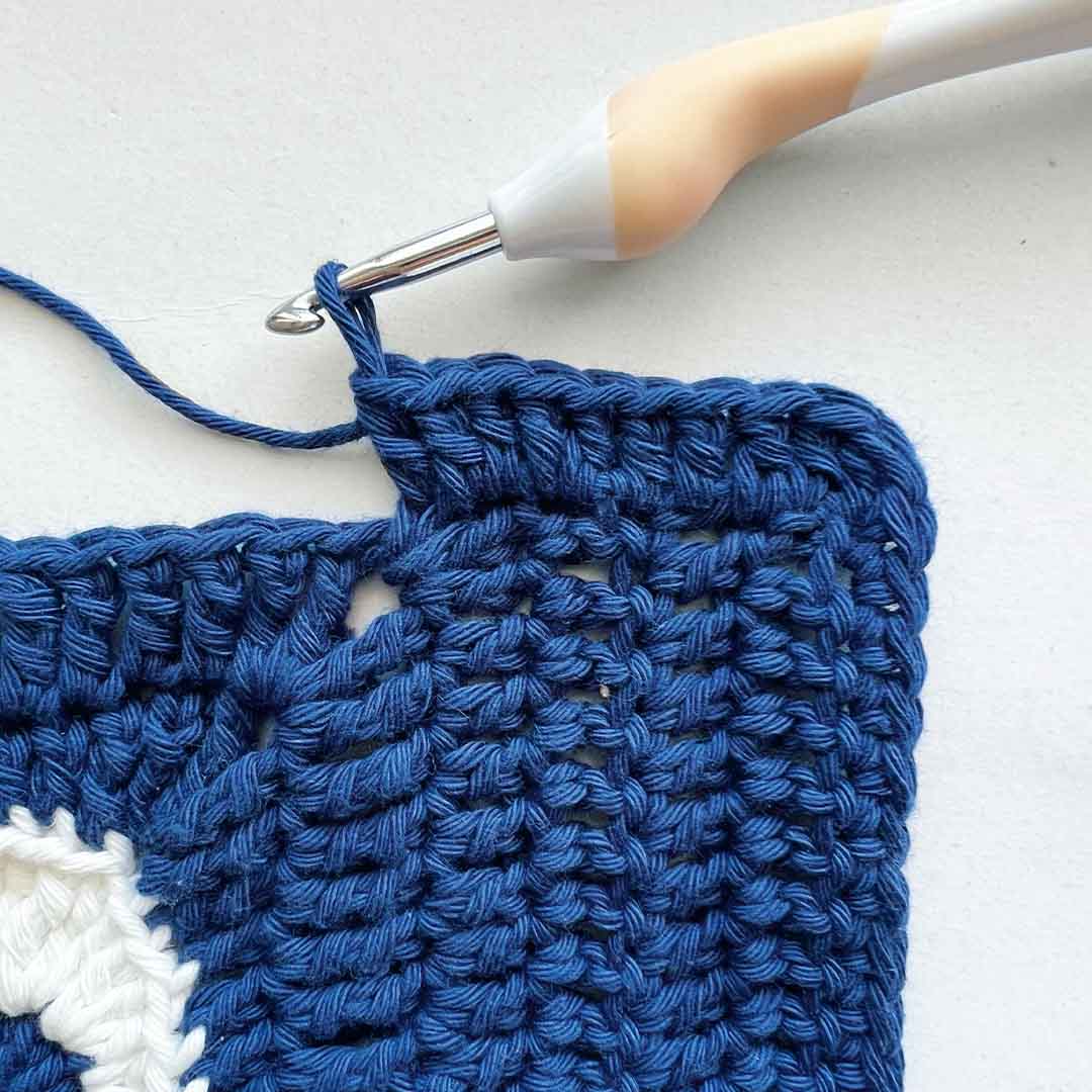 Schritt 10 Anleitung "Buchhülle Mitternachtszauber" aus dem Buch "Buchhüllen häkeln – mit crochetinglara" von Lara Lenhardt
