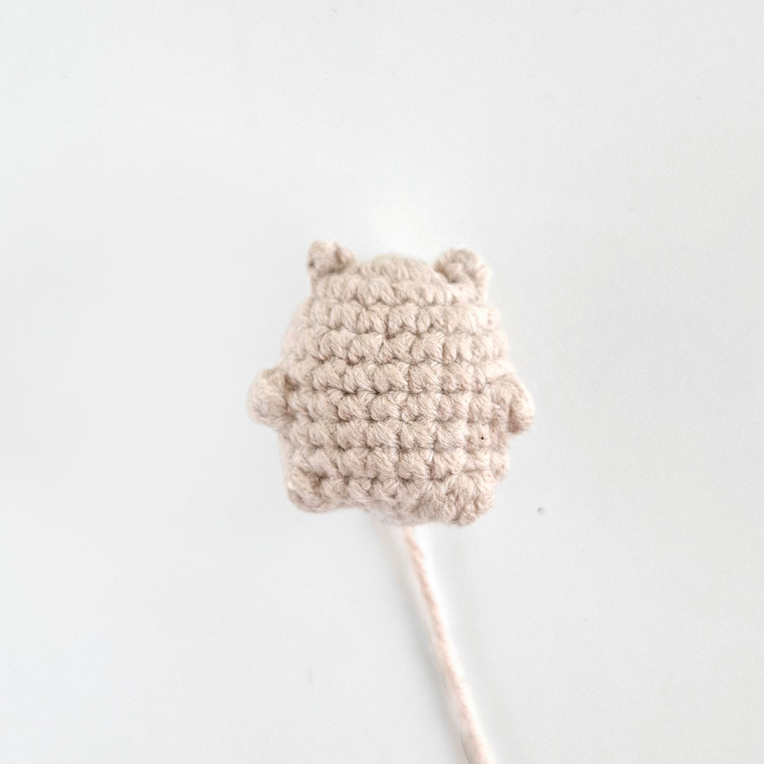 Schritt 23 Anleitung "Goldlöckchen und die Bären" aus dem Buch "Zauberhafte Wende-Amigurumis häkeln mit @chibiscraft" von Febby Pranajaya