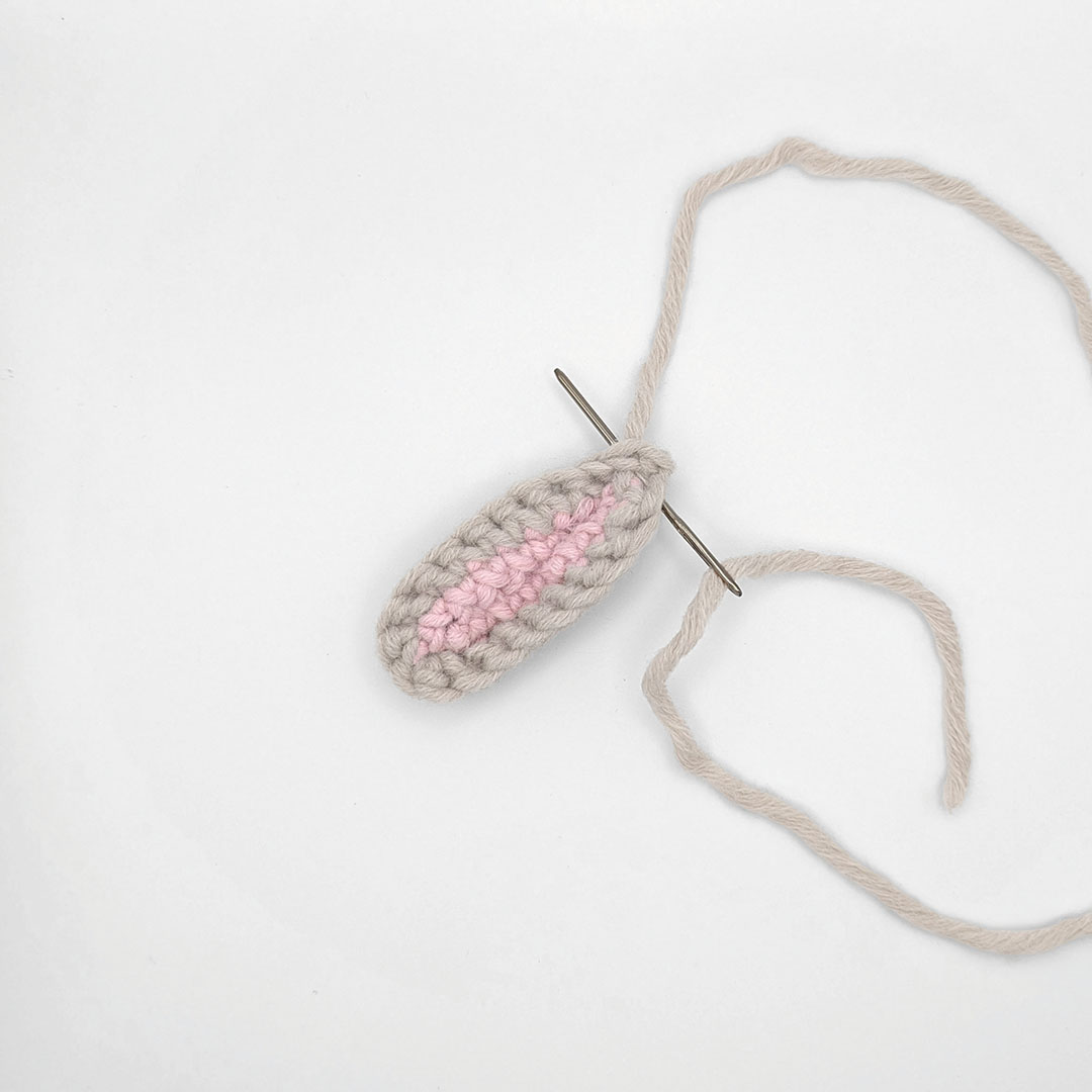 Schritt 8 Anleitung "Hasen-Hausschuhe" aus dem Buch "Tierisch gemütlich – Amigurumi-Hausschuhe häkeln für Klein und Groß"