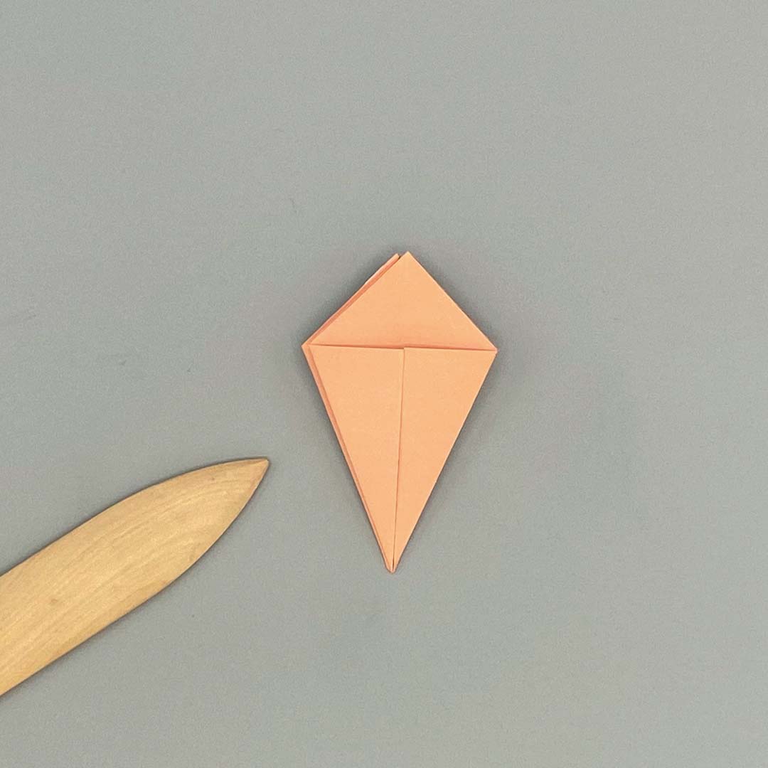 Schritt 7 Anleitung "Origami-Tulpe" aus dem Buch "Origami-Flowers – Wunderschöne Blüten zum Dekorieren & Verschenken" von Eva Maria Berg