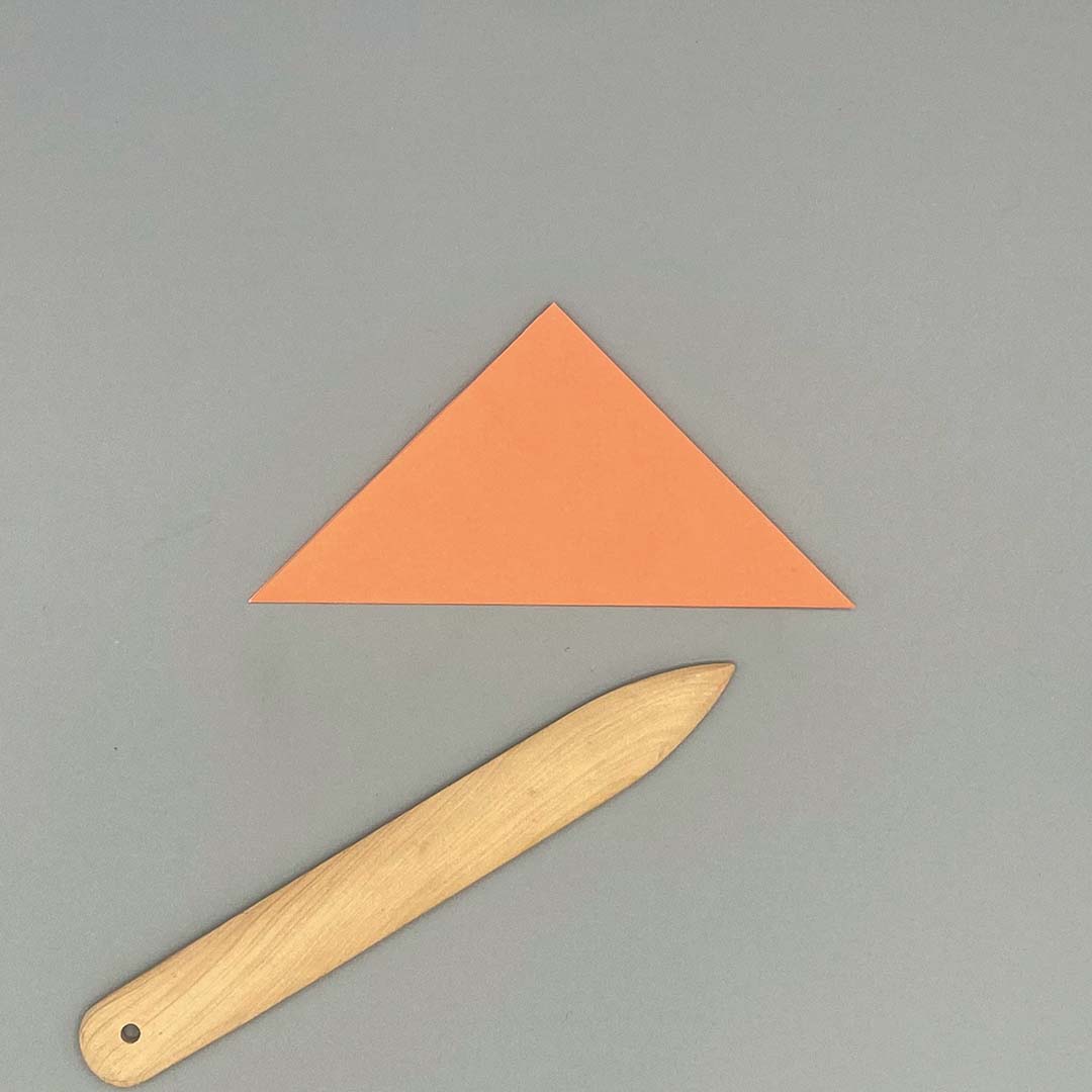 Schritt 1 Anleitung "Origami-Tulpe" aus dem Buch "Origami-Flowers – Wunderschöne Blüten zum Dekorieren & Verschenken" von Eva Maria Berg