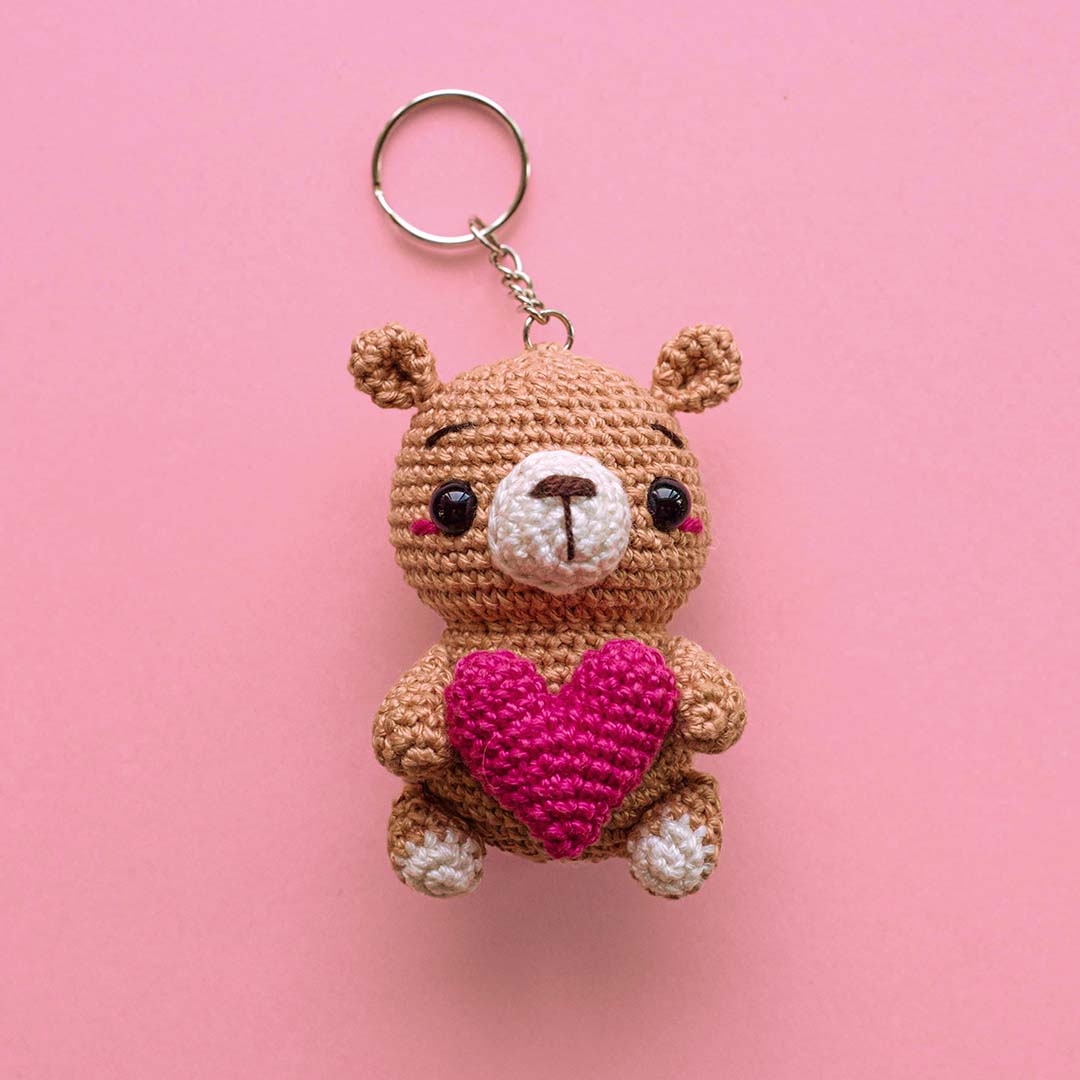 DIY-Anleitung "Schlüsselanhänger Bär" aus dem Buch "Amigurumi Pen Friends" von Elham Ghasemi