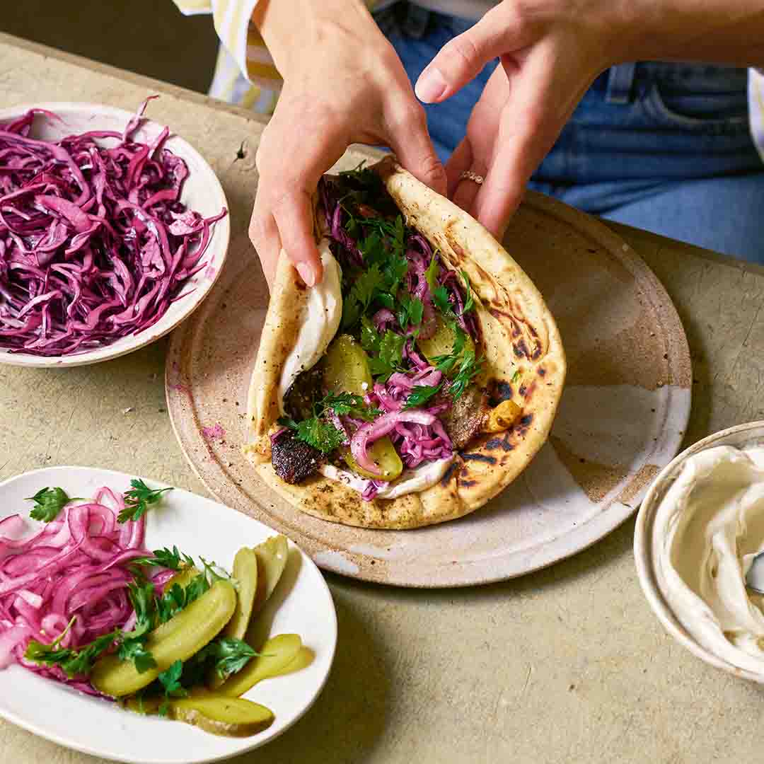 Rezeptbild "Schawarma-Pilz-Fladenbrot" aus dem Buch "Cooking Fast and Slow" von Natalia Rudin