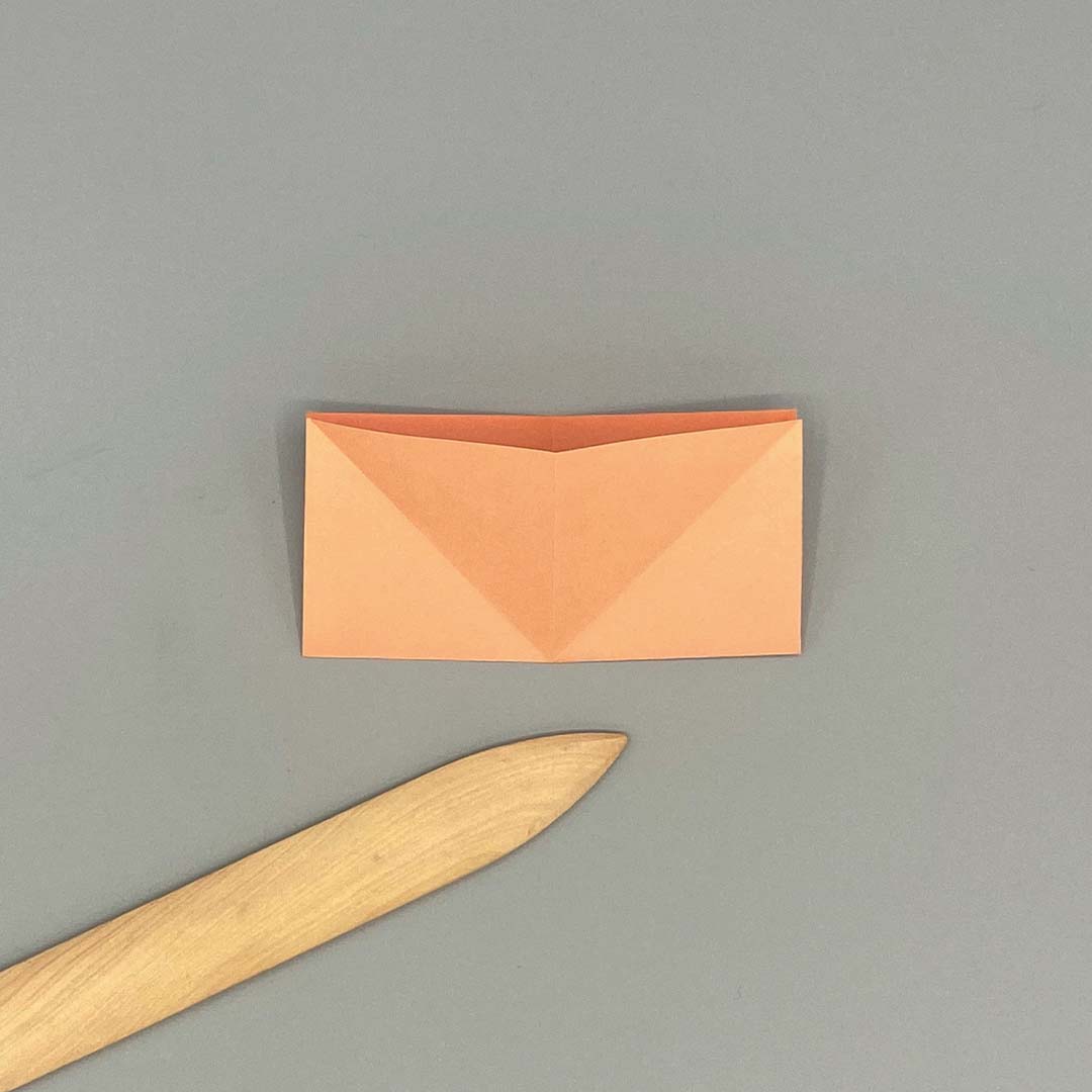 Schritt 4 Anleitung "Origami-Tulpe" aus dem Buch "Origami-Flowers – Wunderschöne Blüten zum Dekorieren & Verschenken" von Eva Maria Berg
