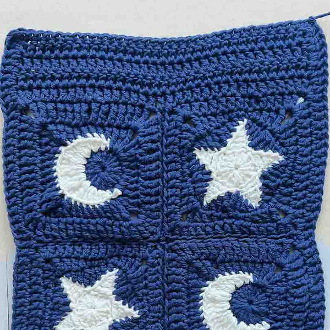 Schritt 11 Anleitung "Buchhülle Mitternachtszauber" aus dem Buch "Buchhüllen häkeln – mit crochetinglara" von Lara Lenhardt